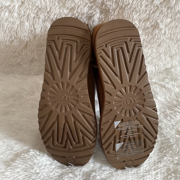 UGG Pure Classic Short boot with Azalea charm 1103129 size 9 womens NEW in Box - Picture 6 of 9